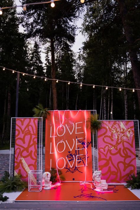 Cool Event Ideas, Photography Sets, Pink Event, Backdrop Event, Photowall Ideas, Stage Ideas, Event Backdrop, Event Decoration, Neon Wedding