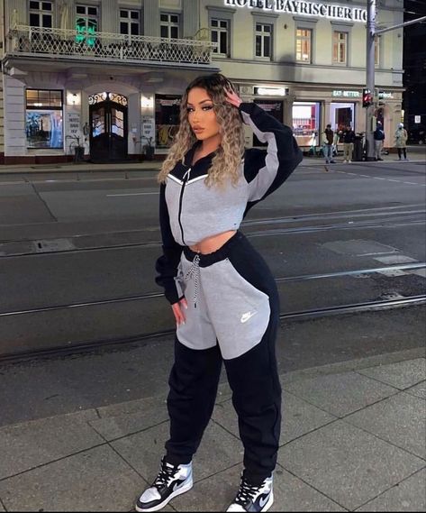 Tech Outfits Women, Drip Outfits Women, Nike Tech Fit, Athletic Wear Outfits, Tracksuit Outfit Women, Nike Tech Tracksuit, Sportwear Outfit, Chav Outfits, Tech Outfit