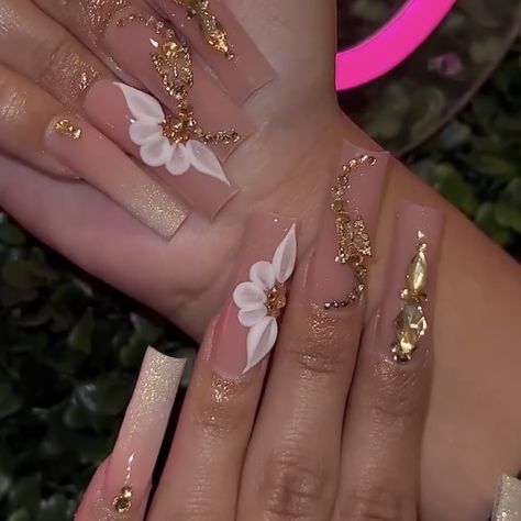 Gold And White Acrylic Nails, Gold Nails Prom, New Year's Eve Nails, Rose Gold Nails Acrylic, Champagne Nails, Quince Nails, White Nails With Gold, Quinceanera Nails, Gold Acrylic Nails