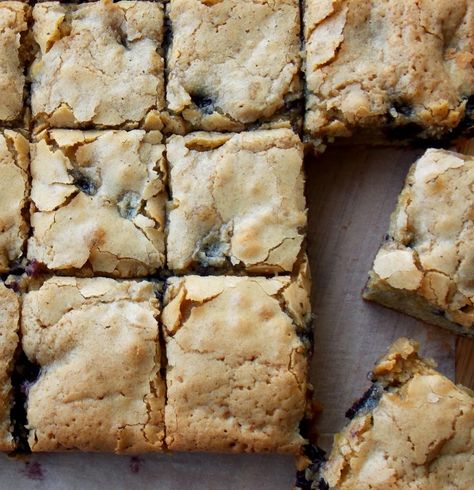 Blueberry Blondies, Blondies Cookies, Butterscotch Blondies, Homemade Brownies Easy, Desserts With Chocolate Chips, Baking Bad, Blueberry Bars, Blueberry Cookies, Berry Muffins