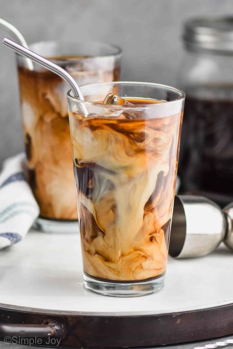 Iced Caramel Latte Recipe, Iced Coffee Cocktails, Caramel Latte Recipe, Espresso Caramel, Iced Caramel Latte, Homemade Latte, Easy Treats To Make, Chocolate Pairings, The Cookie Rookie