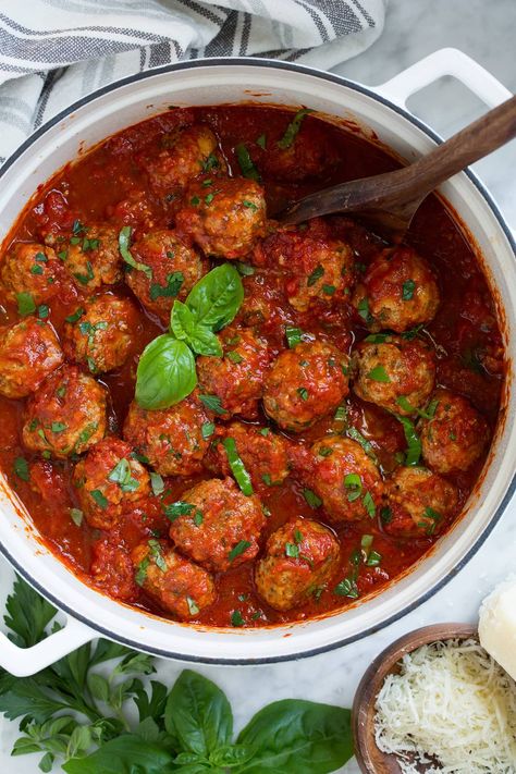 Bobby Flay Meatballs, Spagetti And Meatball Recipe, Baked Meatball Recipe, Tender Meatballs, Fresh Bread Crumbs, Best Spaghetti, Best Meatballs, Meatball Recipes Easy, How To Cook Meatballs