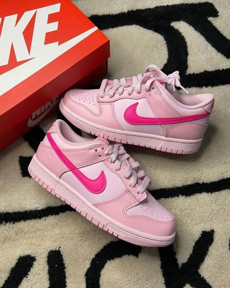 Nike Rosa, Jordan Rose, Pink Shoes Outfit, Pink Nike Shoes, Pretty Sneakers, Nike Fashion Shoes, Cute Nike Outfits, Preppy Shoes, Personalized Shoes