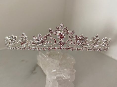 Quince Lavender, Hogwarts Essentials, Princess Crown Aesthetic, Princess Crown Drawing, Lavender Ideas, Princess Crown Cake, Communion Tiara, Tiara For Wedding, Communion Headpiece