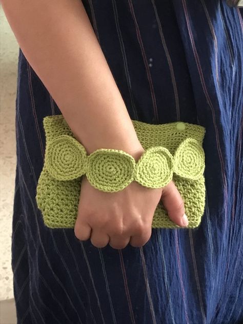 Saturn Clutch - Free pattern from Dulces y Punto - Sunflower Cottage Crochet Crochet Clutch Pattern, Cottage Crochet, Sunflower Cottage, Crochet Clutch Bags, Clutch Pattern, Diy Crochet Bag, Knit Purse, Crochet Needlework, Crochet Handbag