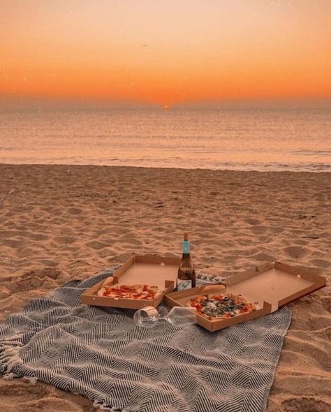 Evening Vibes, Dream Dates, Picnic Inspiration, Cute Date Ideas, Beach Date, Dream Date, Picnic Date, Summer Sunset, Beach Picnic