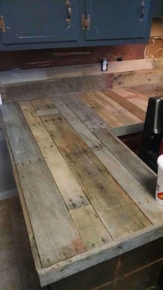 Kitchen Timeless, Pallet Kitchen, Outdoor Kitchen Countertops, Interior Simple, Outdoor Kitchen Bars, Rustic Kitchen Cabinets, Rustic Kitchen Decor, Wood Countertops, Diy Pallet Projects