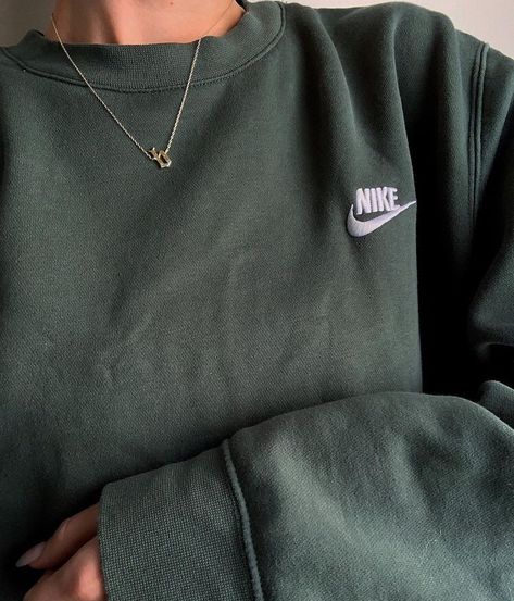 Nike Crewneck Outfit, Nike Sweatshirt Outfit, Vintage Hoodies Aesthetic, Green Sweatshirt Outfit, Crewneck Outfits, Nike Hoodie Outfit, Crewneck Sweatshirt Outfit, Sweatshirts Aesthetic, Crewneck Aesthetic