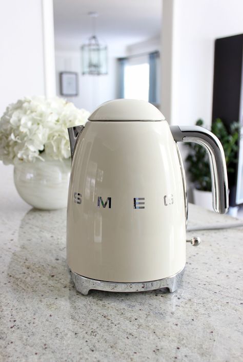 Smeg kettle in white cream Smeg Kettle, Smeg Kitchen, Desain Pantry, Budget Planer, Kitchen Stuff, Electric Kettle, Coffee Brewing, Kitchen Essentials, Decoration Table