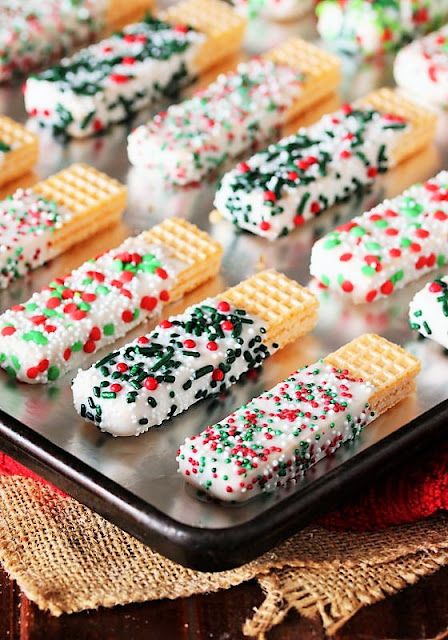 Christmas White Chocolate-Dipped Sugar Wafers on Baking Sheet Image Sugar Wafers, Xmas Desserts, Xmas Treats, Christmas Baking Recipes, Easy Christmas Treats, Christmas Candy Recipes, Holiday Snacks, Christmas Foods, Christmas Food Desserts