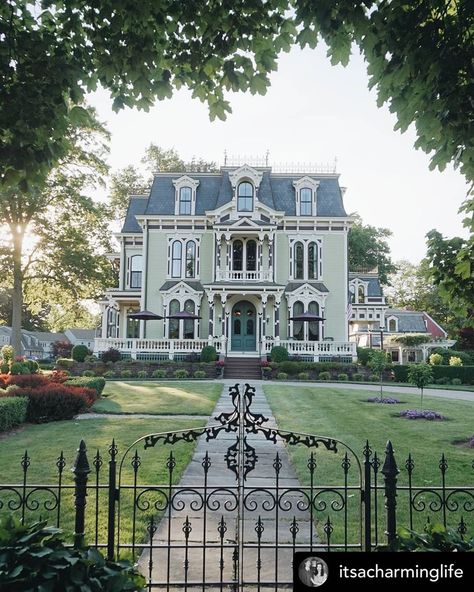 Old Victorian Mansions, Dream House Mansions, Victorian Estate, Mansion Exterior, Victorian Mansion, Victorian Style Homes, Dream Mansion, Stairs Architecture, Old Mansions