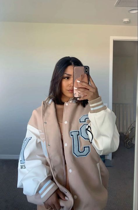 Trendy Brown Varsity Jacket For College, Trendy Brown Varsity Jacket For Winter, Trendy Oversized Varsity Jacket For Fall, Beige Varsity Jacket, Varisty Jacket Outfit Girl, Baseball Jacket Outfit, Hoody Outfits, Gangsta Girl Style, Varsity Jacket Outfit