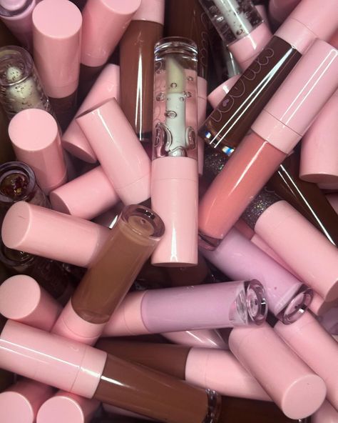 a little lip gloss never hurt anybody..💞 comment what you see 👀 Lip Gloss Wallpaper, Lip Gloss Names, Lip Gloss Business Ideas, Cosmetics Ideas, Business Vibes, Lip Gloss Business, Lipgloss Swatches, Bus Ideas, Lash Business