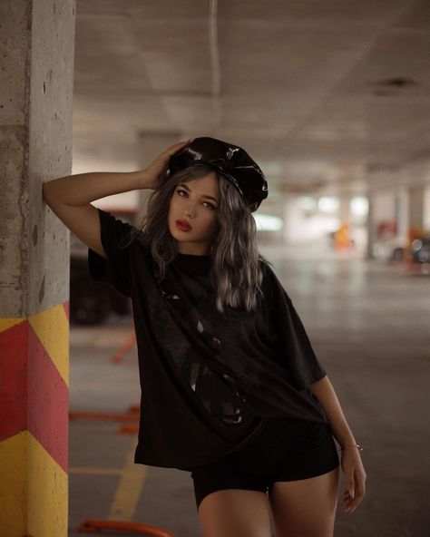 Street Fashion Photoshoot, Boudiour Poses, Salon Pictures, Creative Photoshoot Ideas, Portrait Photography Women, Pic Pose, Model Poses Photography, Parking Garage, Photography Poses Women