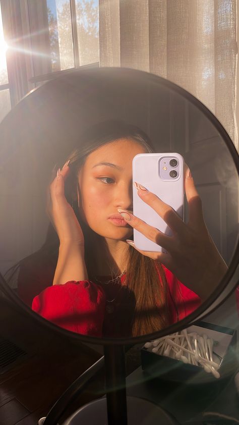 Mirror Selfie Asian, Makeup Look Asian, Glowy Dewy Makeup, Iphone Mirror Selfie, Bronze Makeup Look, Iphone Selfie, Camera Selfie, Purple Mirror, Produk Apple