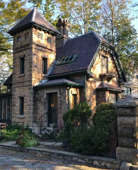 English Carriage House, Wizard House Exterior, Tudor Carriage House, Small Castle Exterior, British Architecture House, 1300s House, Gate House Design, Old European House, Fairy Tale House