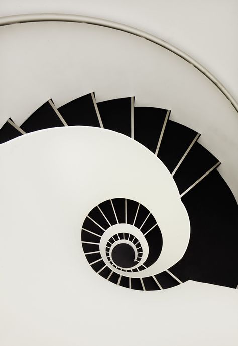 Space Asia Hub / WOHA © Patrick Bingham-Hall Foto Scale, Snake Ranch, Stairs Black, Black And White Designs, White Staircase, Take The Stairs, Renzo Piano, Spiral Stairs, Stair Steps