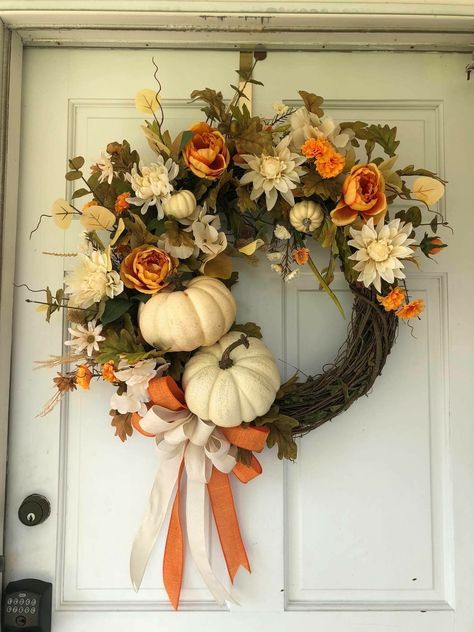 30+ Beautiful DIY Thanksgiving Wreath Ideas for your front door Elegant Fall Wreaths, Dekoratívne Vence, Fall Decor Wreaths, Rustic Thanksgiving, Fall Thanksgiving Wreaths, Fall Grapevine Wreaths, Door Wreaths Diy, Halloween Tattoo, Fall Thanksgiving Decor