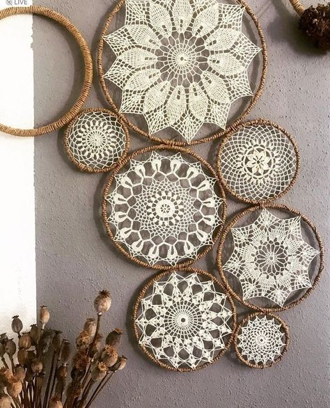 Doily Art, House Ranch, Crochet Wall Art, Doilies Crafts, Boho Crafts Diy, Crochet Table Runner Pattern, Crochet Wall Hangings, Crochet Mandala Pattern, Deco Boheme