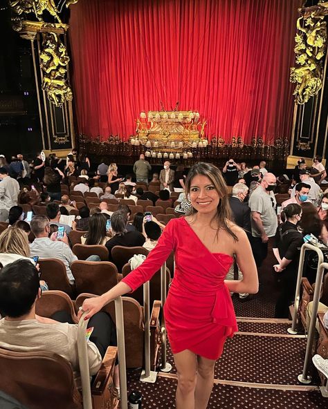 Pantages Theatre Outfit, Chicago Broadway Outfit, Going To A Broadway Show Outfit, Broadway Theater Outfits, How To Dress For Broadway Show, Outfit For Broadway Show Summer, Broadway Nyc Outfit, Wear To Broadway Show Outfit, Broadway Theatre Outfit Ideas