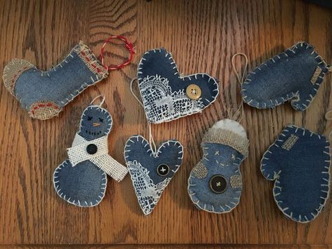 Denim Christmas Ornaments, Denim Ornaments, Christmas Upcycling, Recycled Christmas Gifts, Denim Christmas, Burlap Ornaments, Jeans Recycling, Upcycled Christmas, Sewing Jeans