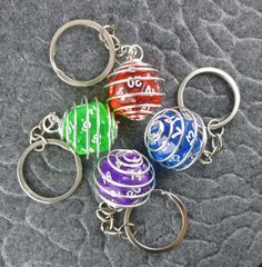 Dice Jewelry Diy, Wrapped Keychain, Gaming Crafts, Dice Keychain, Dice Ideas, Dnd Diy, Nerdy Jewelry, Gamer Wedding, Dice Goblin