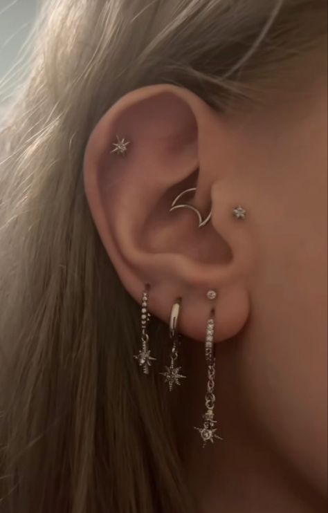 Cute Piercings For Teens, Quadruple Ear Piercing, Triple Lobe Earring Ideas, Arrow Ear Piercing, Picerings Ideas Ear, Trilogy Ear Piercing, Silver Earring Inspiration, Triple Helix Piercing Ideas, Triple Love Piercing Ideas