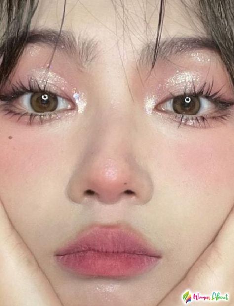 How to do angel makeup? Check more at https://www.womenabout.net/beauty/how-to-do-angel-makeup-38388.html Make Up Ideas Natural Korean, Make Up Looks Douyin, Erica Titus Makeup, Soft Girl Eye Makeup, Makeup Ulzzang Korean, Makeup Inspo Douyin, Korean Makeup For Non Asian, Korean Douyin Makeup, Pink Douyin Makeup Brown Skin