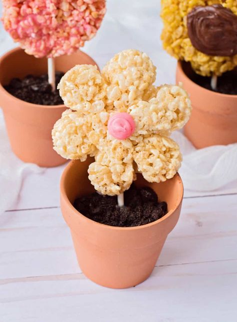 How To Make Flower Rice Krispies Treats. Cute spring dessert or Mother's Day Treat. #helloyummy Daisy Rice Krispie Treats, Daisy Shaped Food, May Day Treats, Flower Themed Snacks, Wildflower Birthday Party Food, Wildflower Desserts, Flower Food Ideas, Flower Party Food, Daisy Food