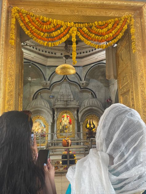 Temple Girl Aesthetic, Mandir Photoshoot Ideas, Muskaan Core, Kalka Maa, Vrindavan Photography Pictures, Bridal Jewellery Inspiration, Desi Love, Sanatan Dharma, Bow Wallpaper