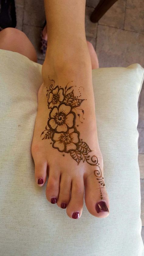 Simple Henna Designs For Leg, Henna Designs On Leg Simple, Cute Henna Designs On Thigh, Henna Hand Flower Designs, Henna On Feet Design Simple, Henna Flower Tattoo Designs, Henna Design On Foot, Feet Henna Designs Simple Easy, Leg Henna Designs Simple Beautiful