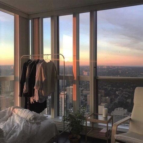 ✧･ﾟ: *✧･ﾟ:* ✧*:･ﾟ✧ on Twitter: "manifesting this to be my view for my future apartment.… " City Apartment Aesthetic, Apartamento New York, Apartment Goals, Lots Of Windows, Apartment Aesthetic, New York Apartment, Aesthetic Rooms, Dream Apartment, Nyc Apartment