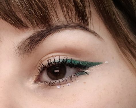 Green Graphic Eyeliner Looks, Green Liner Eye Makeup, Graphic Eyeliner Deep Set Eyes, Makeup Looks For Deep Set Eyes, Deep Set Eyeliner, White Eyeliner For Hooded Eyes, Graphic Liner Deep Set Eyes, White Eyeliner Looks Hooded Eyes, Minimal Graphic Liner