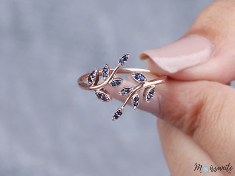 Blue Sapphire Leaf Band Ring Nature Inspired Blue Sapphire Band Wedding Band Rose Gold Unique Lab created Sapphire Her Anniversary Gift, Moissanite Infinity wedding band Leaf Shaped band twisted, delicate, bridal, dainty, stacking Matching Band, promise ring, anniversary gift Ring, Matching Band, Promise Ring, Stacking Ring, Matching Ring, Anniversary Gift, White Gold Stacking Ring, Gift For Her, Blue Sapphire Wedding Ring, Nature Inspired Ring ⚜️ 𝐁𝐫𝐚𝐧𝐝: 𝐓𝐡𝐞𝐌𝐨𝐢𝐬𝐬𝐚𝐧𝐢𝐭𝐞.𝐈𝐧 ※ SKU: GC2242 ➻ Listed pictures are for the reference purpose only. I will use the same mockup to create the same design in your made to order ring just for you. ✍ 𝐌𝐨𝐢𝐬𝐬𝐚𝐧𝐢𝐭𝐞 𝐃𝐢𝐚𝐦𝐨𝐧𝐝 𝐝𝐞𝐭𝐚𝐢𝐥𝐬: ➻ Stone Shape: Round Cut ➻ Stone Carat Weight: 0.15CT (Approx. Depending on Ring Size) ➻ Ocean Inspired Ring, Ring Designs Gold, Blue Sapphire Wedding Ring, Infinity Wedding Band, Cute Promise Rings, Rings Rose Gold, Stacked Rings, Womens Rings, Aesthetic Rings