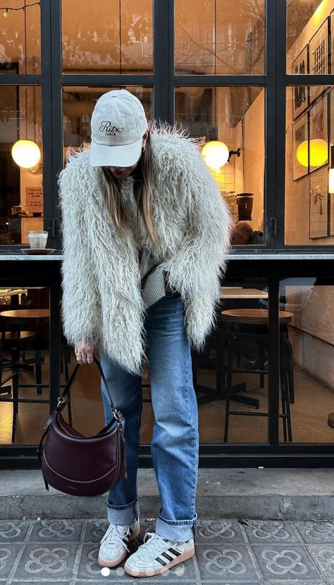 Shaggy Coat Outfit, Cold Weather Street Style, Shaggy Faux Fur Coat, Cozy Winter Outfit, Shaggy Jacket, Sleek Dress, Cozy Winter Outfits, Coat Outfits, Cozy Winter