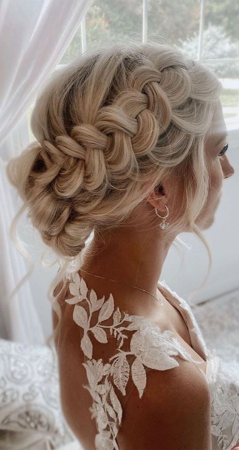 Wedding Beach Hairstyles The Bride, Boho Bridesmaid Hairstyles Updo, Bridal Hair Summer Wedding, Bridesmaid Hairstyles Updo Bun, Summer Hairstyles Bun, Beaded Updo, Bride Side Hairstyles, Updo Wedding Hair Bride, Updo 2022