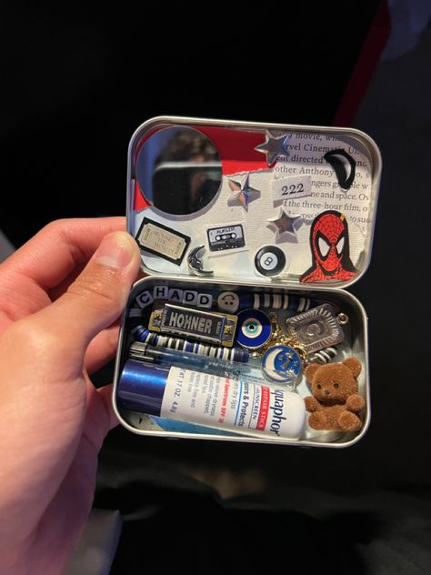 Cool Box Design, Thrifted Gift Ideas, Fun Things To Buy, Altoid Wallet, Tin Wallet, Wallet Inspiration, Mint Tin Crafts, Altoids Wallet, Altoids Tins