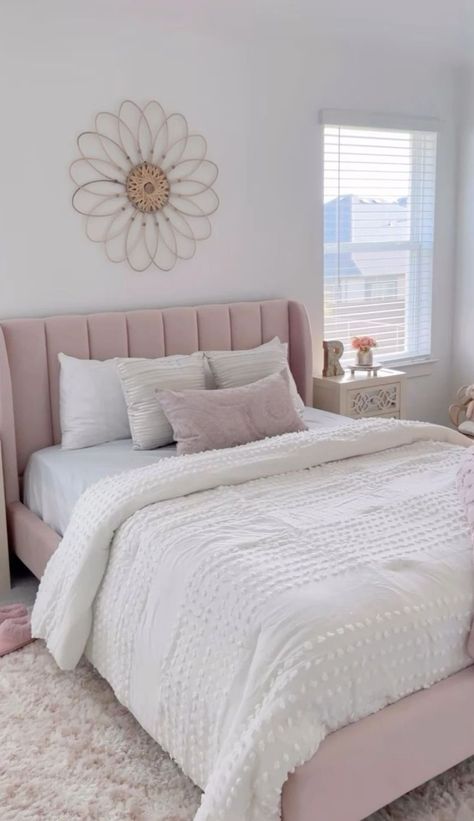 Bed Inspo Pink And White, Pink And White Teen Bedroom, Dorm Friendly Decor, Pink Bed Bedroom Ideas, Simple Pink Bedroom, White Bedroom With Pops Of Color, Pink Minimalist Room, Camas Aesthetic, Light Pink Bed