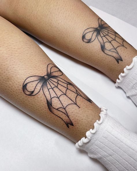 Bat Tattoo Ideas Traditional, Goth Bow Tattoo, American Traditional Bow Tattoo, Girly Elbow Tattoo, Cute Dark Tattoos, Girly Horror Tattoo, Traditional Bow Tattoo, Back Tattoo Traditional, Traditional Insect Tattoo