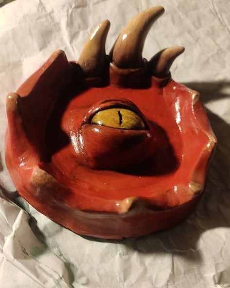 to the ashtray I made for rahul this november Clay Skull Ashtray, Weird Ashtrays Clay, Eyeball Ashtray, Air Clay Ashtray Ideas, Ceramic Ashtray Ideas, Air Dry Clay Ashtray Diy, Polymer Clay Ashtray, Diy Clay Ashtray, Creepy Clay Art