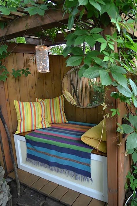 Cozy Outdoor Reading Nooks-09-1 Kindesign Outdoor Reading Nooks, Outdoor Reading, Koti Diy, Garden Nook, Nook Ideas, Corner Garden, Backyard Diy, Charming Garden, Garden Seating