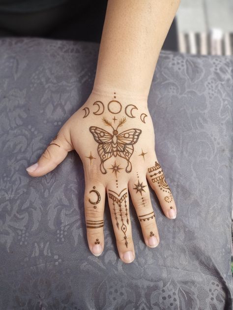 Angel Henna Tattoo, Original Henna Designs, Henna Planet Designs, Henna Designs Astrology, Henna On Face Design, Native Henna Designs, Moth Henna Designs, Henna Tattoo Designs Hand Moon, Moth Henna Tattoo