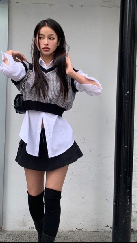 Classy Black And White Outfits, Layered Collared Shirt Outfit, Vetements Shoes, Mode Kawaii, Creative Freedom, Elegante Casual, Modieuze Outfits, Mein Style, Looks Chic