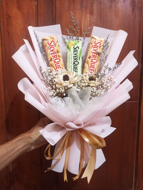 Snack bouquet ulang tahungraduation anniv dll Snack Flower Bouquet, Bucket Snack Graduation, Buket Jajan Aesthetic, Bouquet Snack Aesthetic, Buket Snack Aesthetic, Snack Bouquet Diy, Bucket Graduation, Bouqet Snack, Bouquet Reference