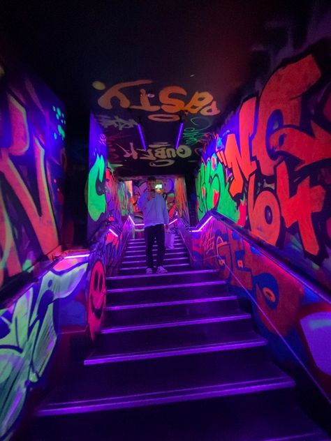 London Date Night, Lights Staircase, Bubble Writing, Urban Party, Bar Aesthetic, Arcade Bar, Light Tattoo, Graffiti Illustration, Neon Decor