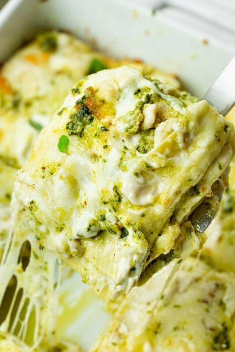 You're sure to impress guests with this chicken pesto lasagna that tastes just like you're eating at a fancy Italian restaurant! #lasagnarecipe #pestolasagna #chickenlasagna Chicken Pesto Lasagna Recipes, Chicken Spinach Lasagna Recipe, Pesto Chicken Lasagna, Pesto Lasagna Recipe, Chicken Pesto Lasagna, Lasagna Bechamel, Fancy Italian Restaurant, Chicken With Prosciutto, Chicken White Sauce