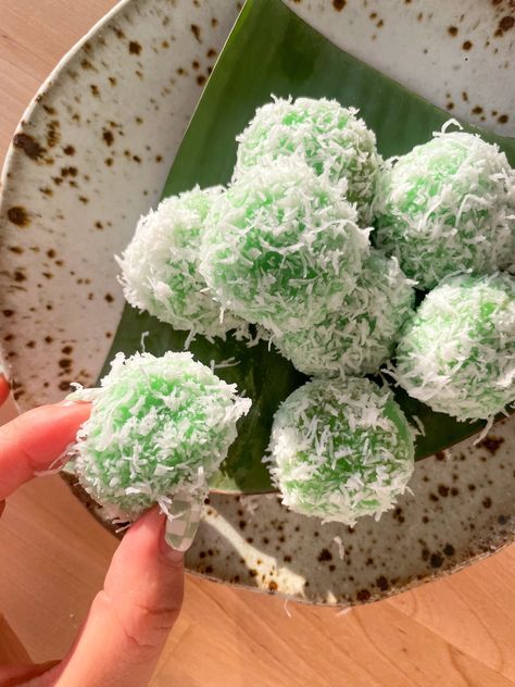 Klepon - Indonesian Chewy Pandan Balls with Coconut Palm Sugar Indonesian Desserts, Coconut Balls, Coconut Palm Sugar, Coconut Desserts, Palm Sugar, Indonesian Cuisine, Dough Ingredients, Coconut Palm, Scrumptious Desserts