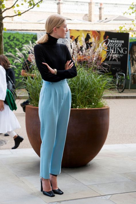 A pretty sky blue pant looks über-chic and refined when teamed with a black turtleneck and pumps. London Fashion Weeks, Moda Do Momento, London Fashion Week Street Style, La Fashion Week, Blue Trousers, Stil Inspiration, Looks Street Style, London Street Style, Outfit Trends