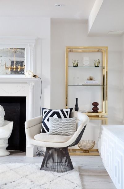 Brass accents in this modern meets vintage living room kellyelko.com Warren Platner Chair, Brass Etagere, Platner Chair, Warren Platner, Glamour Decor, Industrial Interiors, Design Salon, Lighting Decor, Decor Luxury