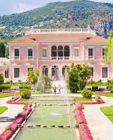 Pink Mansion Exterior, Pastel Mansion, Pink Mansion, Pink House Exterior, Vintage Mansion, Pink Building, 80s House, Mansion Exterior, Luxury Houses Mansions